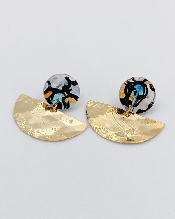 Paire de boucles d'oreilles graphiques avec un clou Terrazzo (acier) en acétate et d'une demi lune en métal froissé. Très Légères et fines.