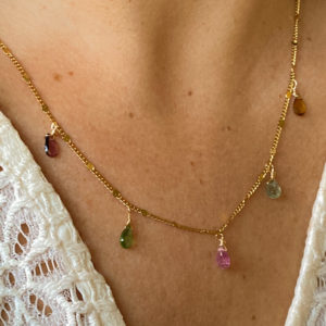Collier en acier inoxydable avec détails et 5 tourmalines melon. Résistant à l'eau grâce à l'acier inoxydable. Ne noircit pas, fin, élégant.