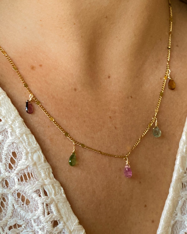 Collier en acier inoxydable avec détails et 5 tourmalines melon. Résistant à l'eau grâce à l'acier inoxydable. Ne noircit pas, fin, élégant.