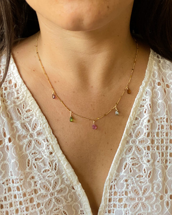 Collier en acier inoxydable avec détails et 5 tourmalines melon. Résistant à l'eau grâce à l'acier inoxydable. Ne noircit pas, fin, élégant.