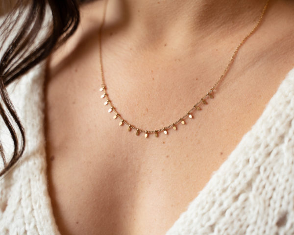 Collier en acier inoxydable avec détails crantés