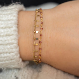 Bracelet double en acier inoxydable composé de détails crantés et d’une chaîne de silimanite couleur grenat
