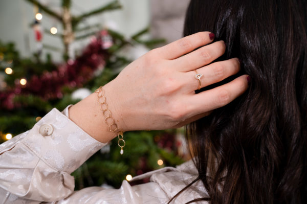 Bracelet en acier inoxydable avec une chaîne composée de plusieurs cercles, et d’une petite perle d’eau douce