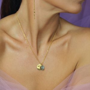 Collier élégant en acier inoxydable avec 2 charms, un rond froisés et une pierre de labradorite avec des reflets bleutés