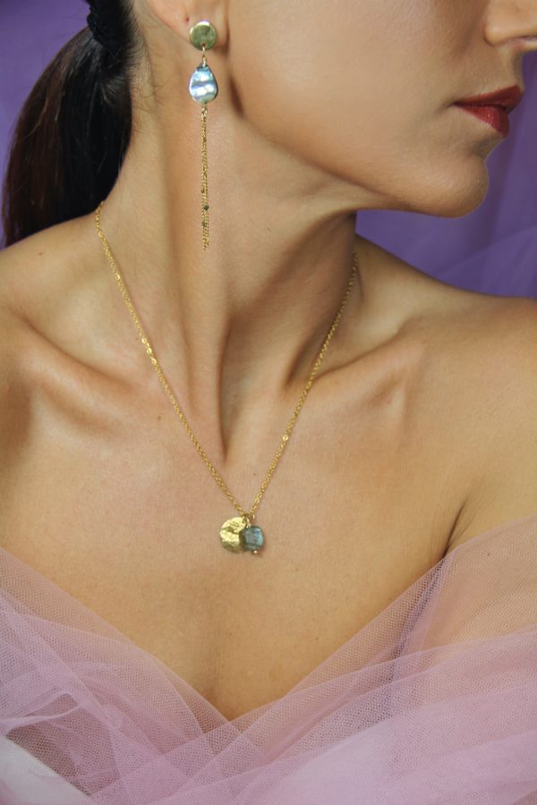 Collier élégant en acier inoxydable avec 2 charms, un rond froisés et une pierre de labradorite avec des reflets bleutés
