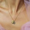Collier élégant en acier inoxydable avec 2 charms, un rond froisés et une pierre de labradorite avec des reflets bleutés