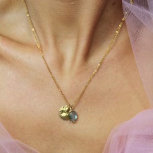 Collier élégant en acier inoxydable avec 2 charms, un rond froisés et une pierre de labradorite avec des reflets bleutés