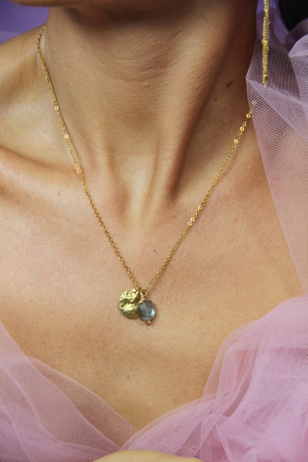 Collier élégant en acier inoxydable avec 2 charms, un rond froisés et une pierre de labradorite avec des reflets bleutés