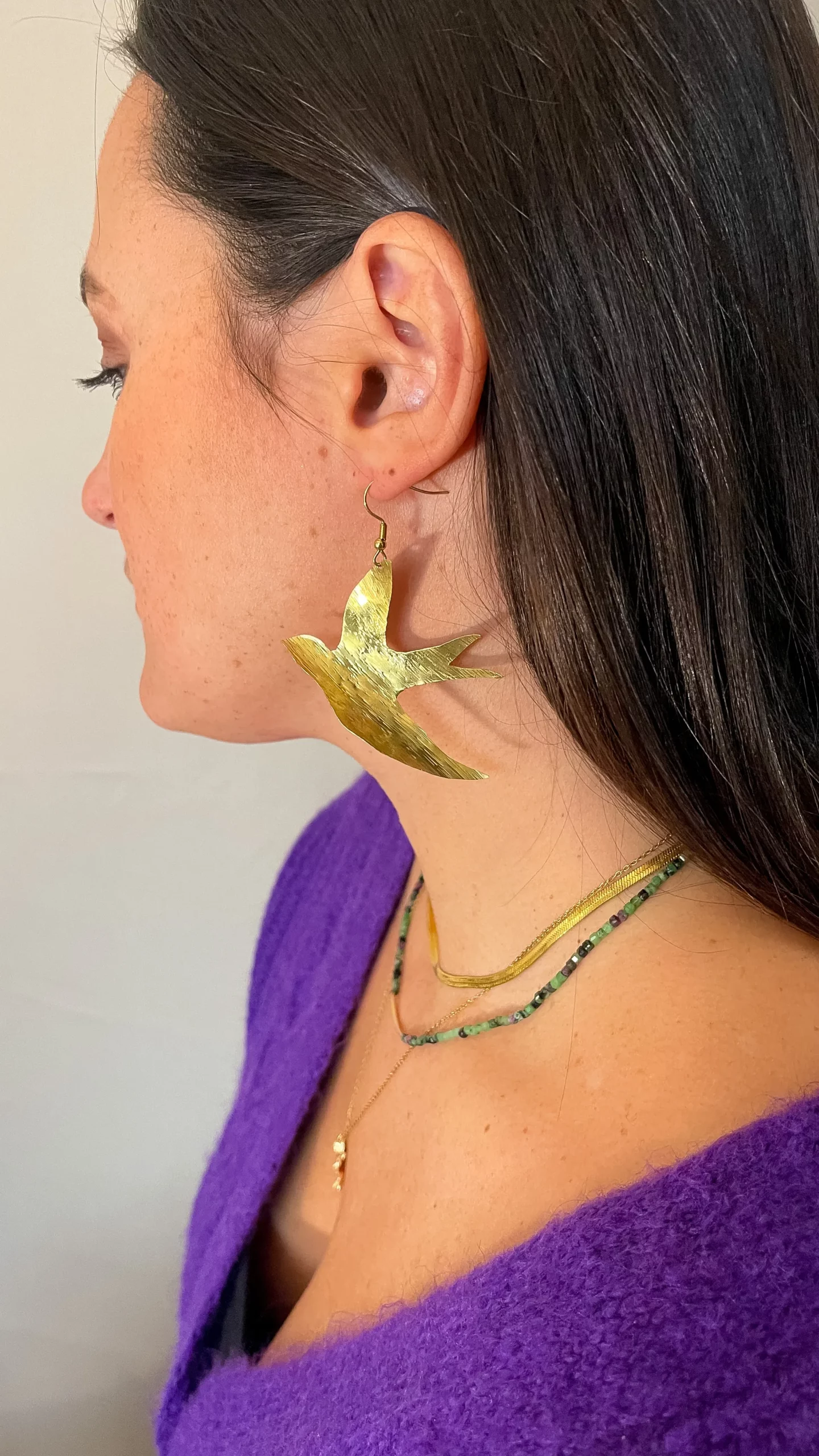 Paire de boucles d’oreilles en acier inoxydable, découpées dans le métal et martelé à la main, légères et délicates représentant une hirondelle en vol