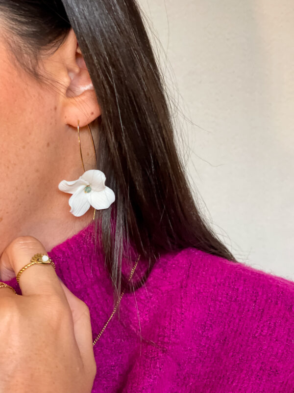 Paire de boucles d’oreilles pendantes en acier inoxydable, légères, délicates, avec une fleur en céramique blanche, avec le centre en perle d’agate verte et une tige