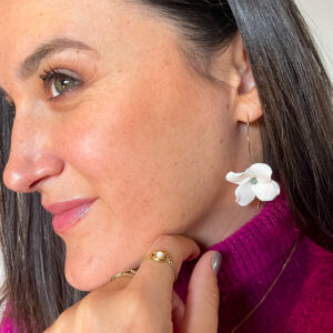 Paire de boucles d’oreilles pendantes en acier inoxydable, légères, délicates, avec une fleur en céramique blanche, avec le centre en perle d’agate verte et une tige