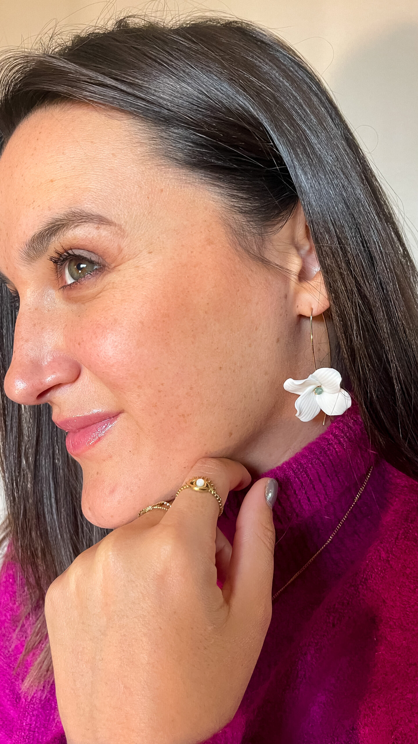 Paire de boucles d’oreilles pendantes en acier inoxydable, légères, délicates, avec une fleur en céramique blanche, avec le centre en perle d’agate verte et une tige