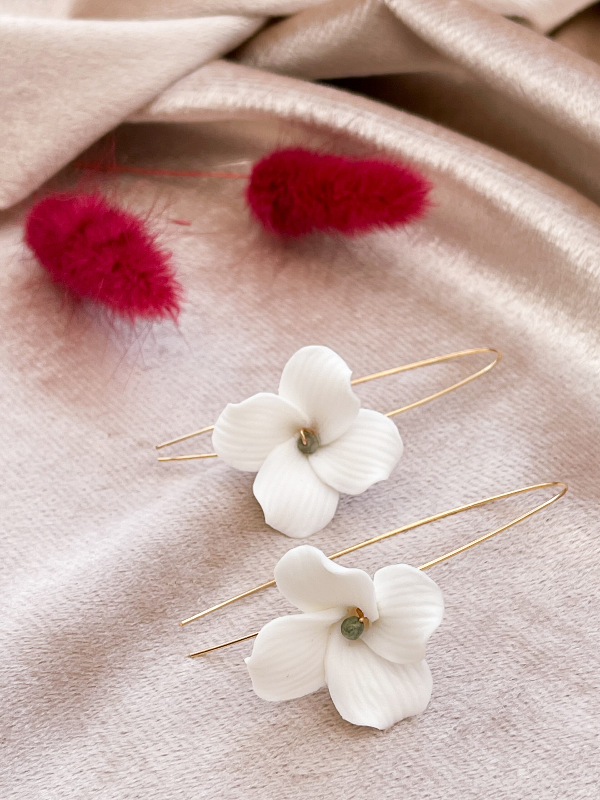 Paire de boucles d’oreilles pendantes en acier inoxydable, légères, délicates, avec une fleur en céramique blanche, avec le centre en perle d’agate verte et une tige