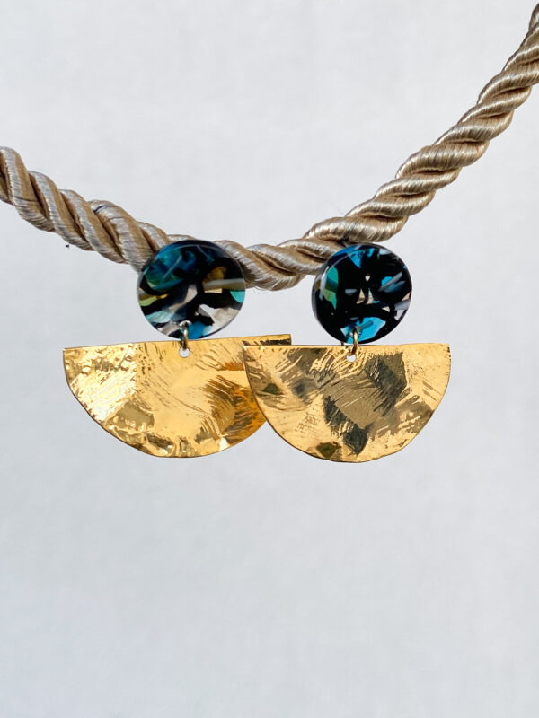 Boucles d'oreilles pendantes graphique en acier inoxydable, une demi lune en métal froissé et un rond en acétate