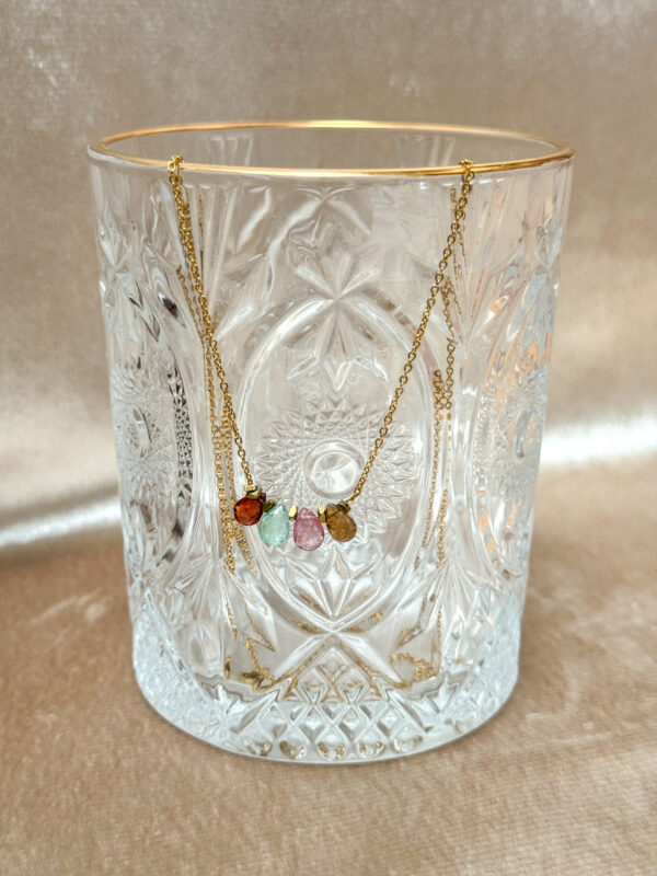 Collier en acier inoxydable, élégant, coloré grâce à ses quatre gouttes de tourmalines melon d’eau