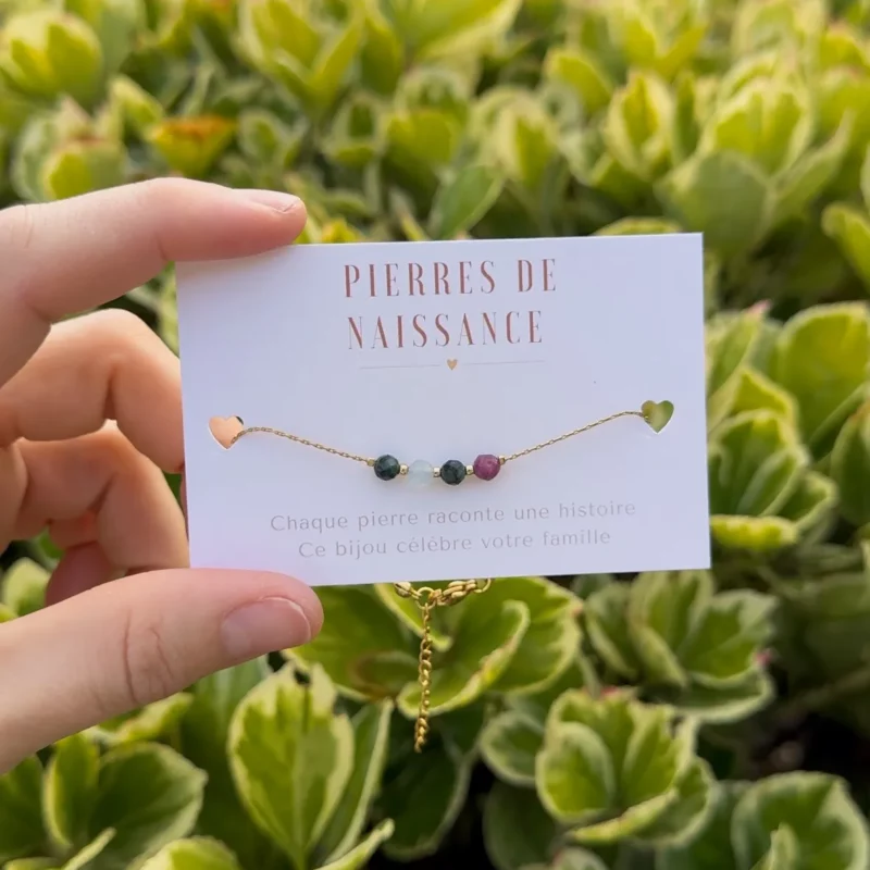 bracelet pierres de naissance personnalisable, acier inoxydable, bijou fin et résistant à l’eau, idée cadeau famille, été 2025.