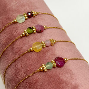 Bracelet composé de pierres de tourmalines melon d’eau montées sur une chaîne plaqué or