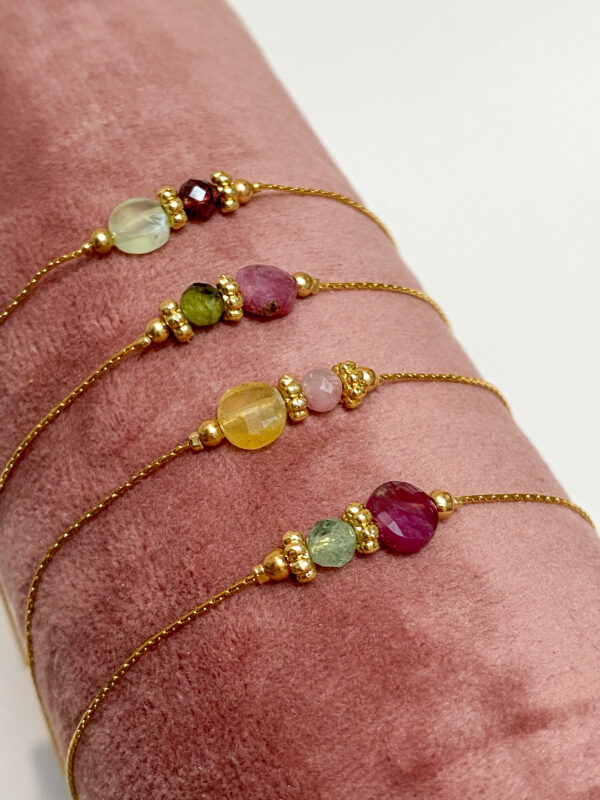 Bracelet composé de pierres de tourmalines melon d’eau montées sur une chaîne plaqué or