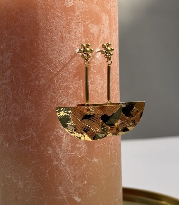 Boucles d’oreilles en acier inoxydable composé d’un clou soleil original, d’une tige et d’un demi cercle froissé