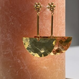Boucles d’oreilles en acier inoxydable composé d’un clou soleil original, d’une tige et d’un demi cercle froissé