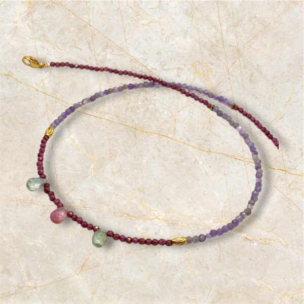 Collier en acier inoxydable, coloré, combiné de perles de grenat, d’améthyste et de gouttes de tourmalines melon d’eau