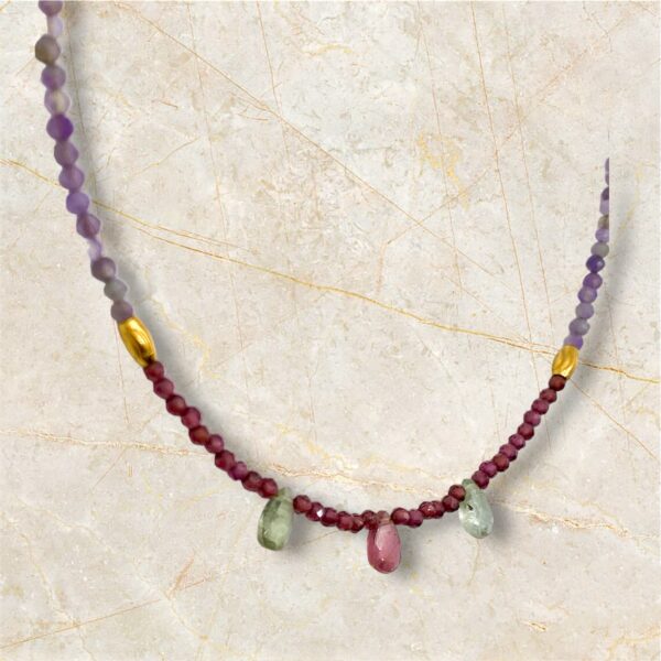 Collier en acier inoxydable, coloré, combiné de perles de grenat, d’améthyste et de gouttes de tourmalines melon d’eau
