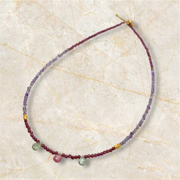 Collier en acier inoxydable, coloré, combiné de perles de grenat, d’améthyste et de gouttes de tourmalines melon d’eau