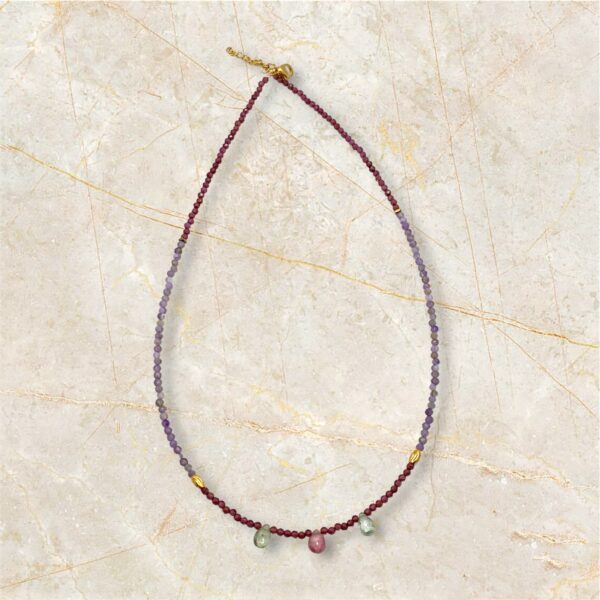Collier en acier inoxydable, coloré, combiné de perles de grenat, d’améthyste et de gouttes de tourmalines melon d’eau