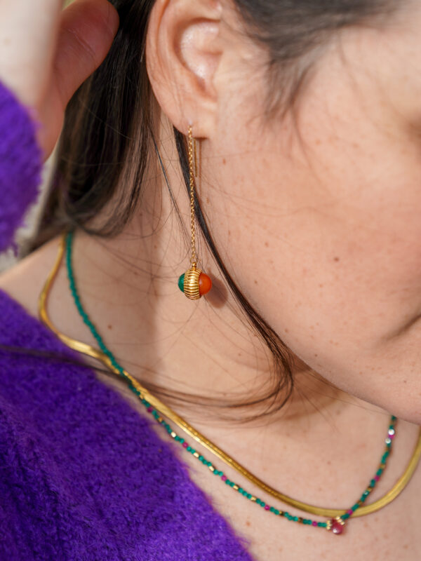 Boucles d’oreilles pendantes en acier inoxydable composées d’un pendentif et de deux jolies perles de soleil verte et orange