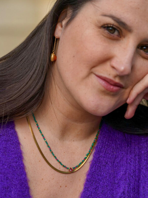 Collier coloré en acier inoxydable composé de perles de verre émeraudes, de petites perles de rubelites et d’une goutte de tourmaline melon rose ainsi que le collier en serpentine plat doré et les bouclles d'oreilles pendante verte et orange