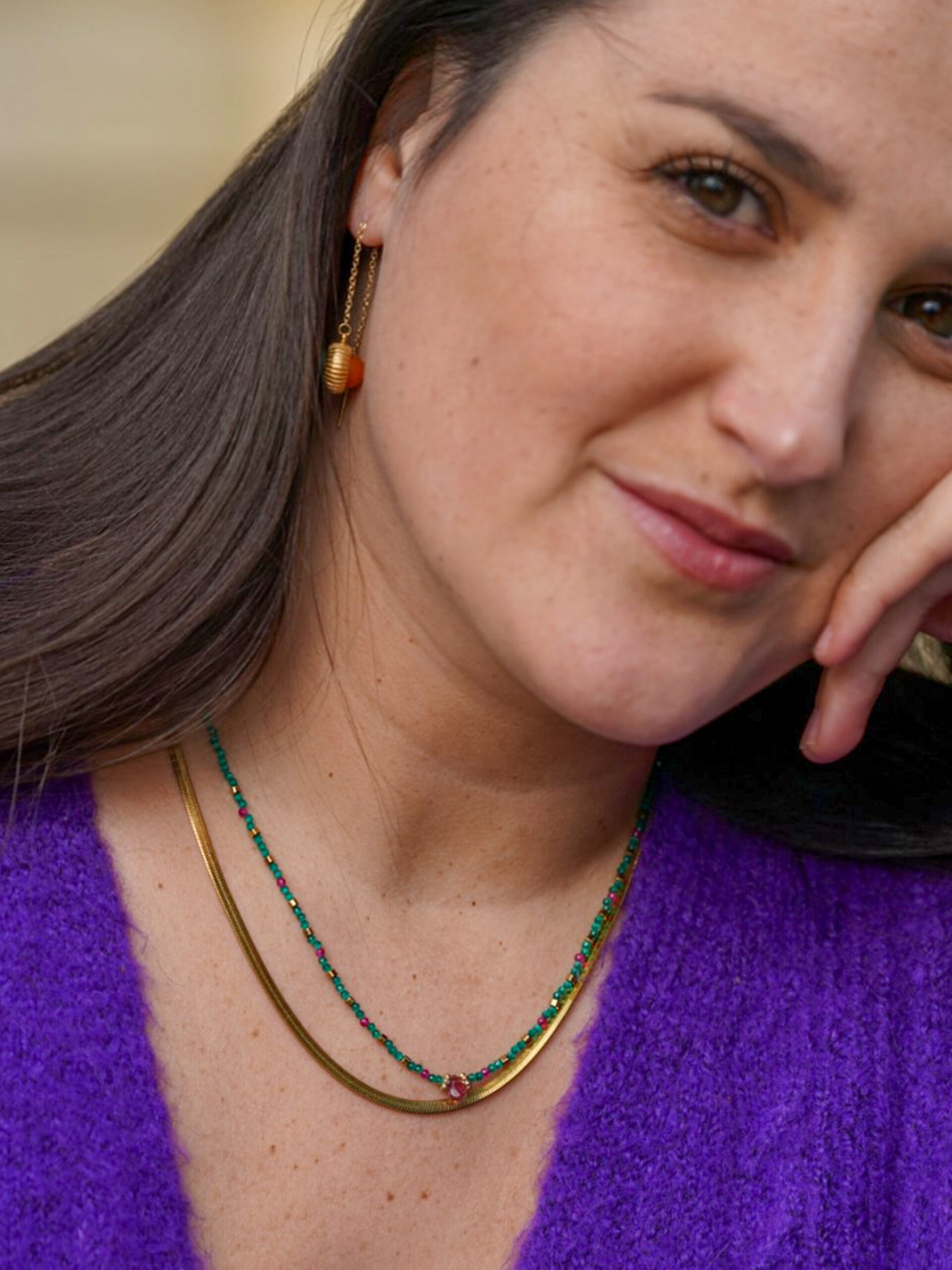 Collier coloré en acier inoxydable composé de perles de verre émeraudes, de petites perles de rubelites et d’une goutte de tourmaline melon rose ainsi que le collier en serpentine plat doré et les bouclles d'oreilles pendante verte et orange