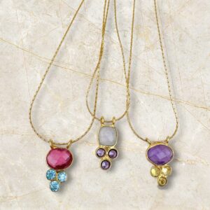 Collier court en acier inoxydable composé d’une chaine serpentine et de Rubelite et zircons bleus, Pierre de lune et zircons violets, Améthyste et zircons jaune montées sur pendentif