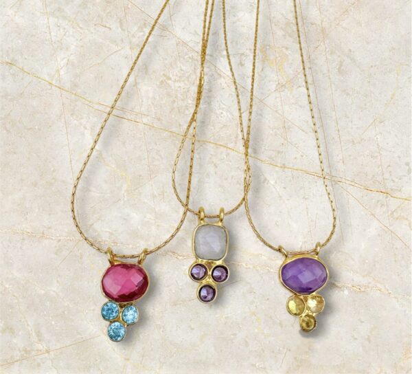 Collier court en acier inoxydable composé d’une chaine serpentine et de Rubelite et zircons bleus, Pierre de lune et zircons violets, Améthyste et zircons jaune montées sur pendentif