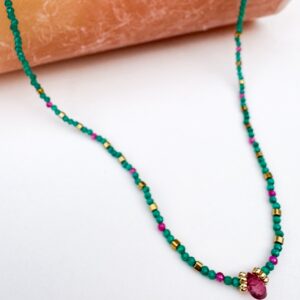 Collier coloré en acier inoxydable composé de perles de verre émeraudes, de petites perles de rubelites et d’une goutte de tourmaline melon rose