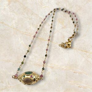 collier avec une chaine de pierres de tourmalines melon et d’un talisman avec tourmalines en acier inoxydable