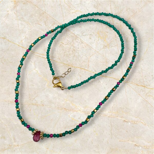Collier coloré en acier inoxydable composé de perles de verre émeraudes, de petites perles de rubelites et d’une goutte de tourmaline melon rose