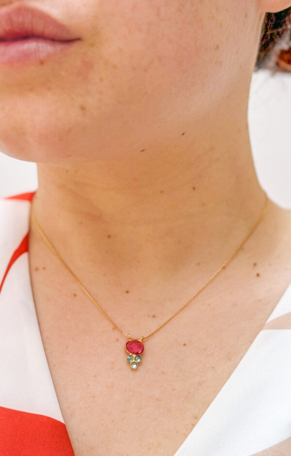 Collier court en acier inoxydable composé d’une chaine serpentine et de Rubelite et zircons bleus montées sur pendentif