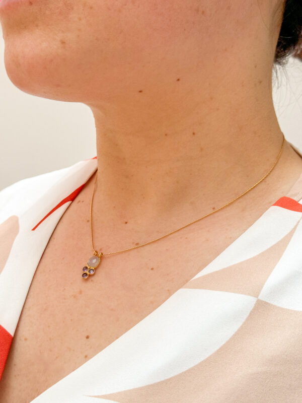 Collier court en acier inoxydable composé d’une chaine serpentine Pierre de lune et zircons violets montées sur pendentif