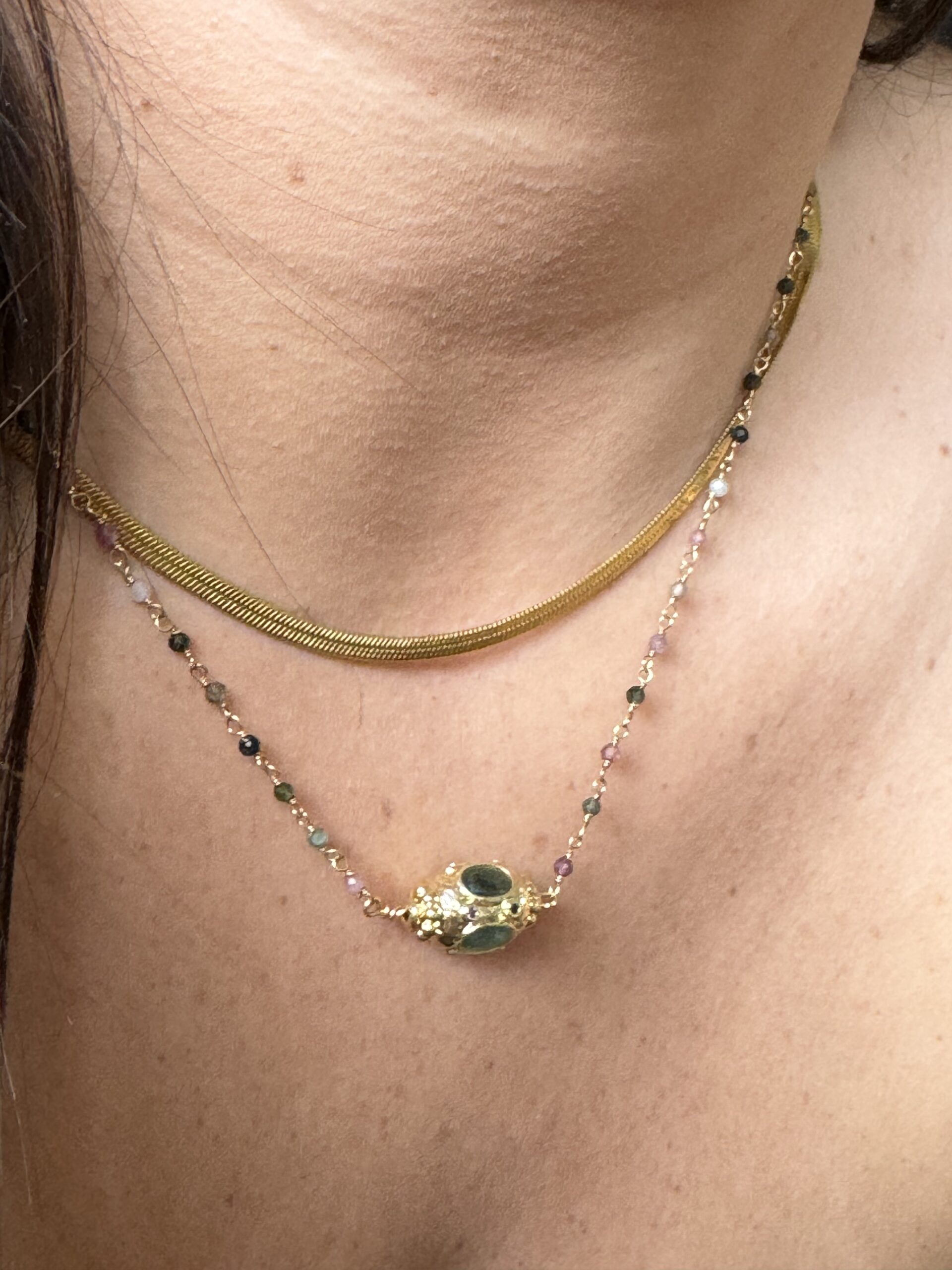 collier avec une chaine de pierres de tourmalines melon et d’un talisman avec tourmalines en acier inoxydable ainsi q'un collier serpentine plat