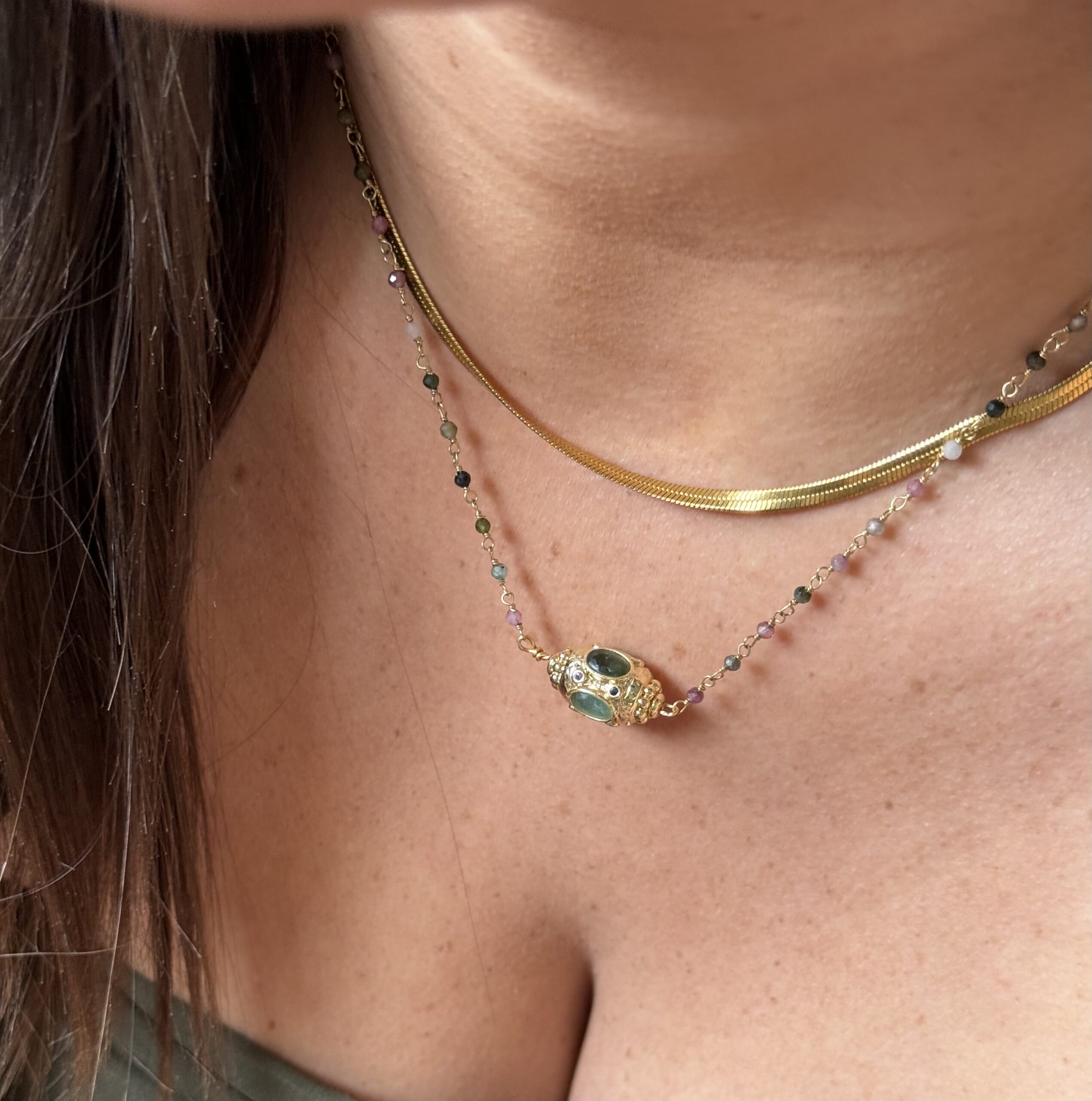collier avec une chaine de pierres de tourmalines melon et d’un talisman avec tourmalines en acier inoxydable ainsi q'un collier serpentine plat