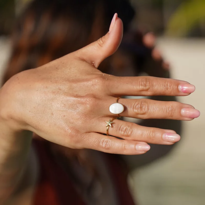 Bague pierre, bague nacre blanche Bagues pierres naturelles, bijou artisanal, style unique, accessoire raffiné, tendance 2025. bagues réglables acier inoxydable