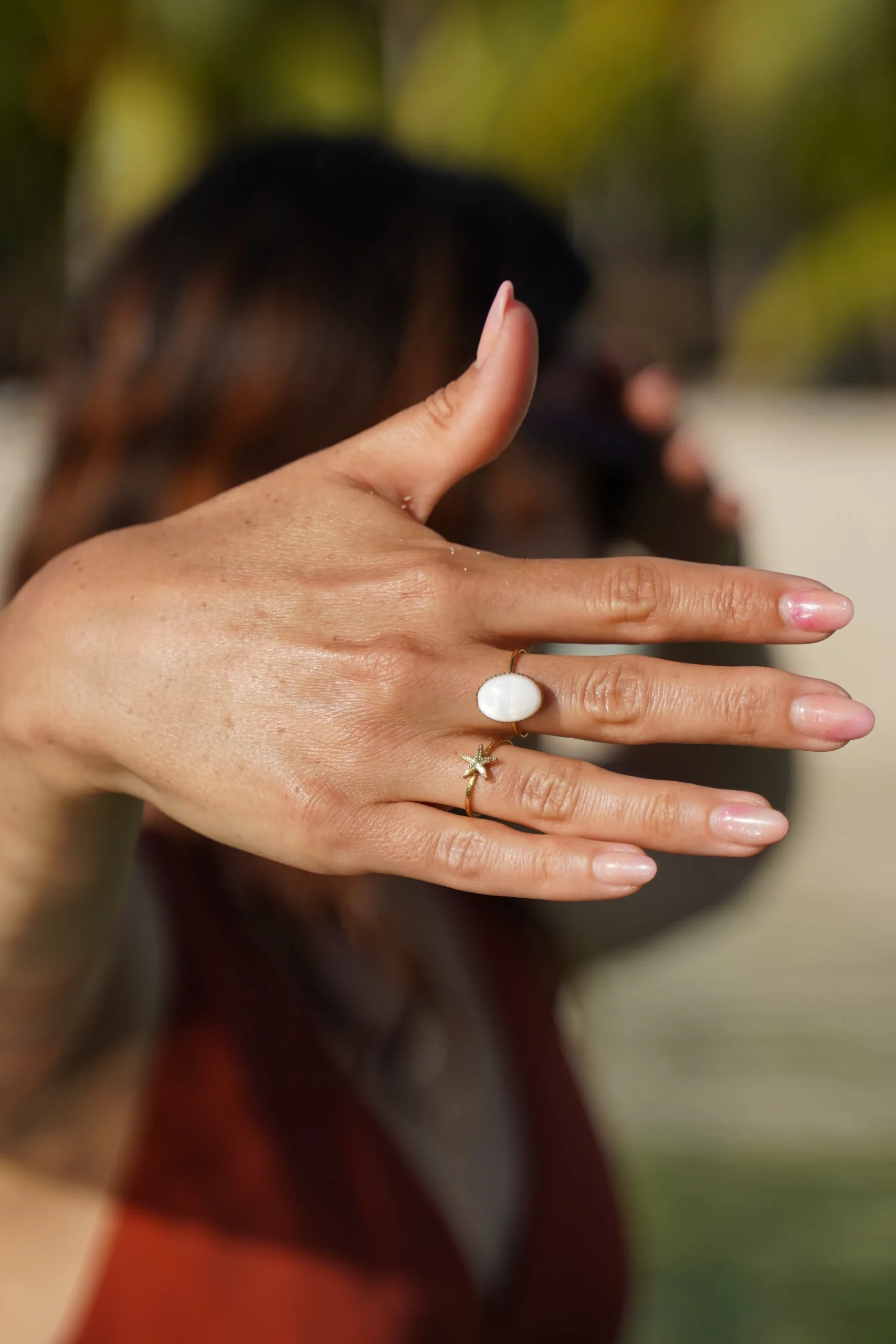 Bague pierre, bague nacre blanche Bagues pierres naturelles, bijou artisanal, style unique, accessoire raffiné, tendance 2025. bagues réglables acier inoxydable