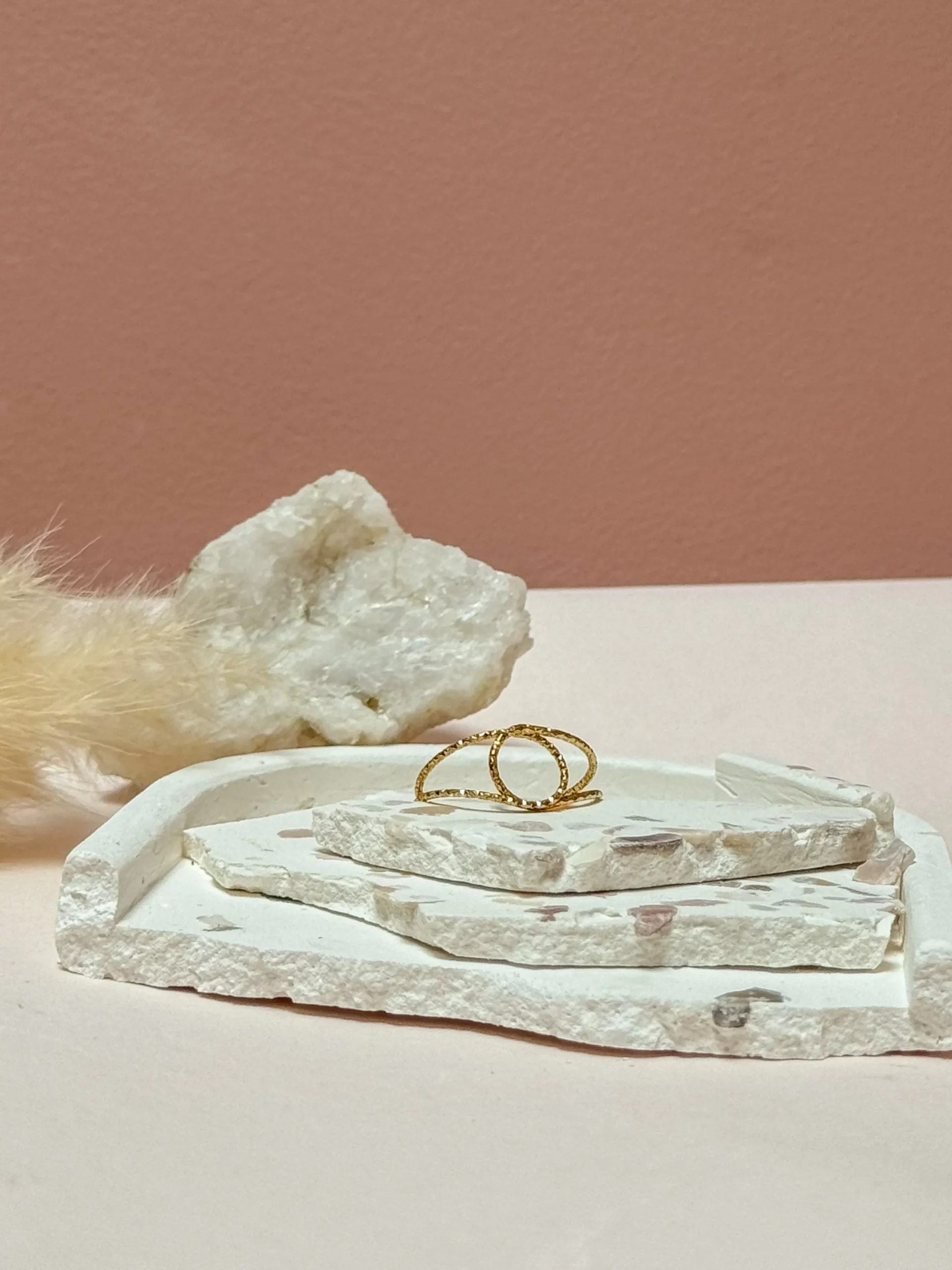 Bague ronde strillé fine irrégulière acier inoxydable