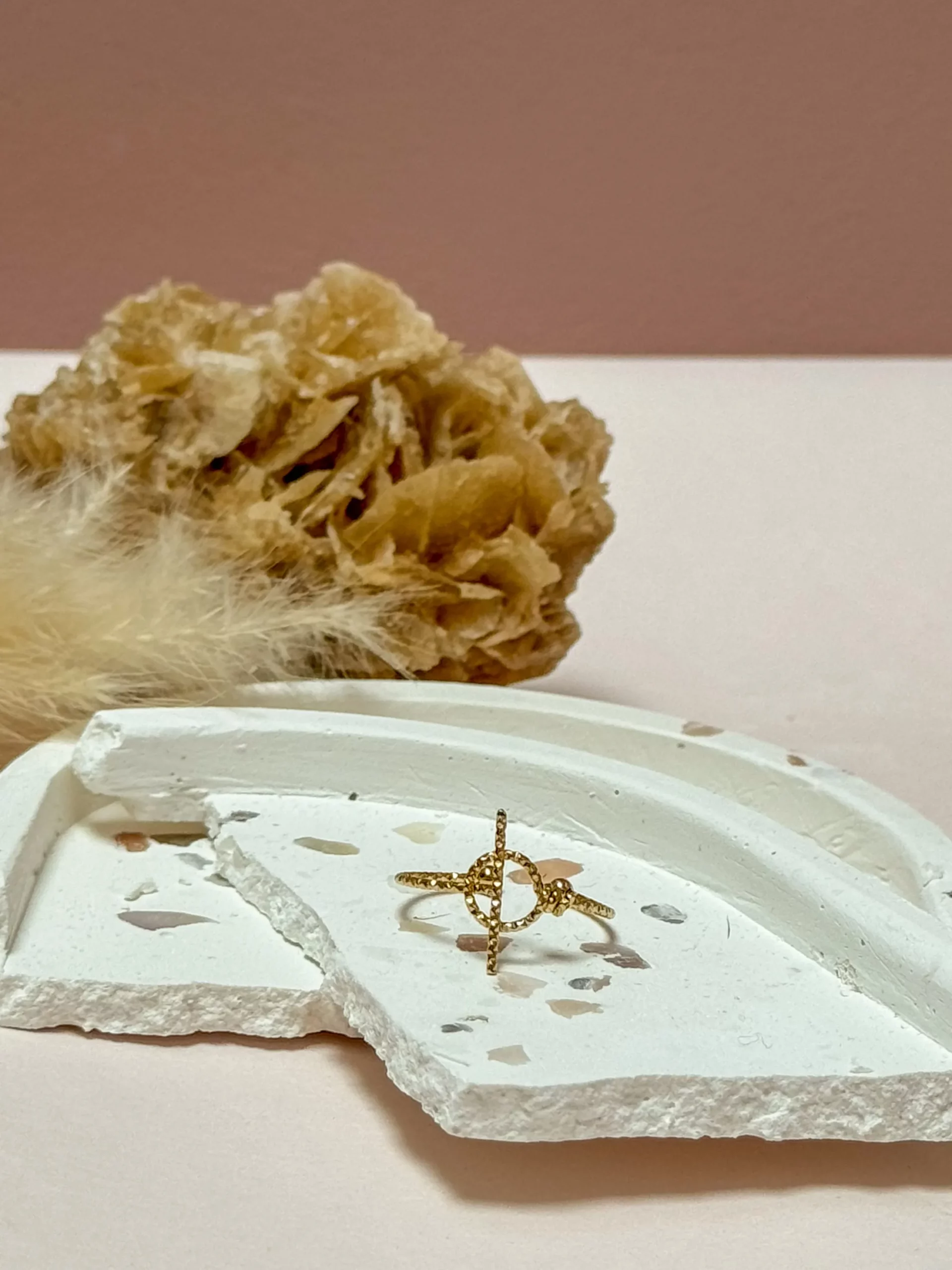 Bague ronde avec une barre strillé fine irrégulière acier inoxydable