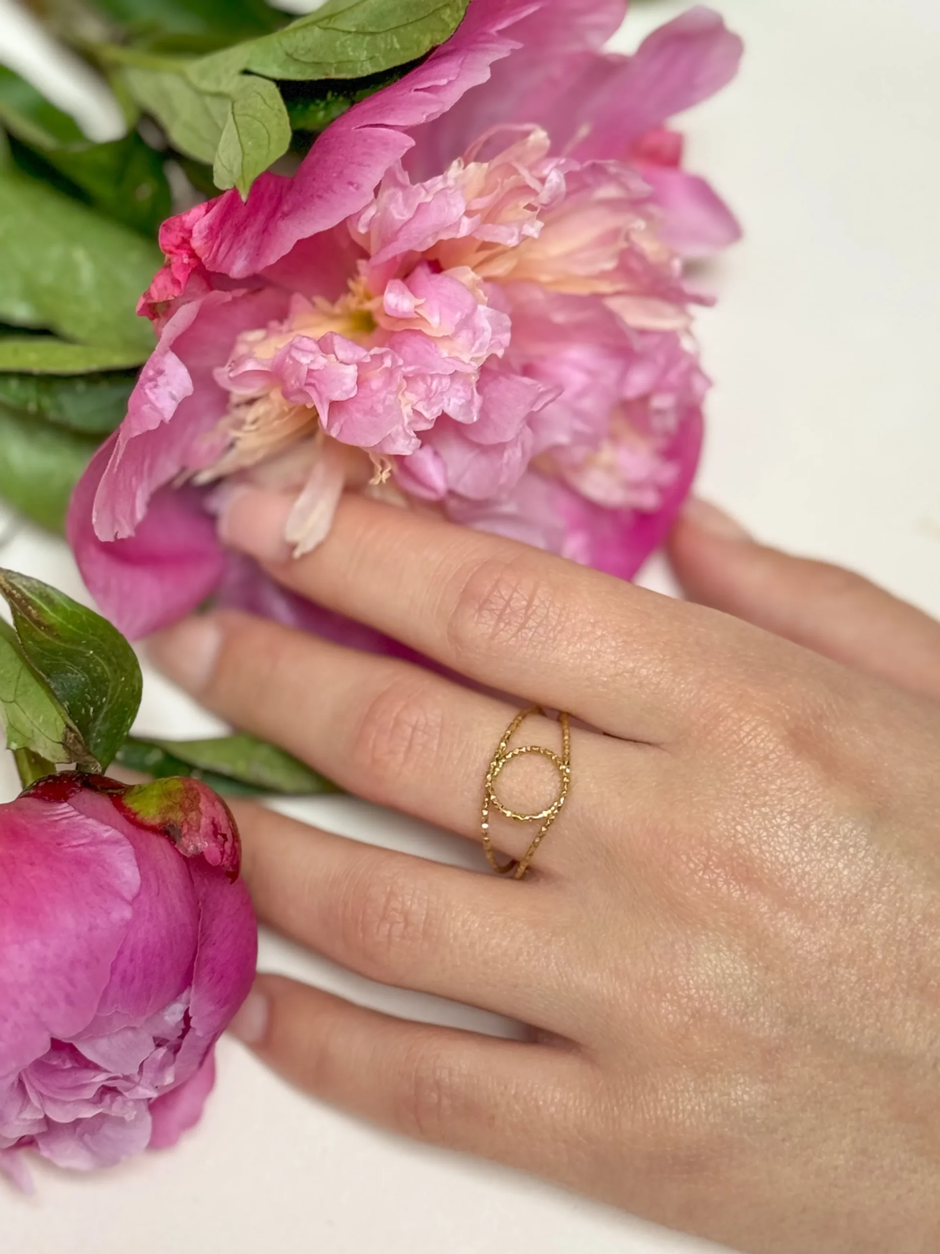 Bague ronde strillé fine irrégulière acier inoxydable