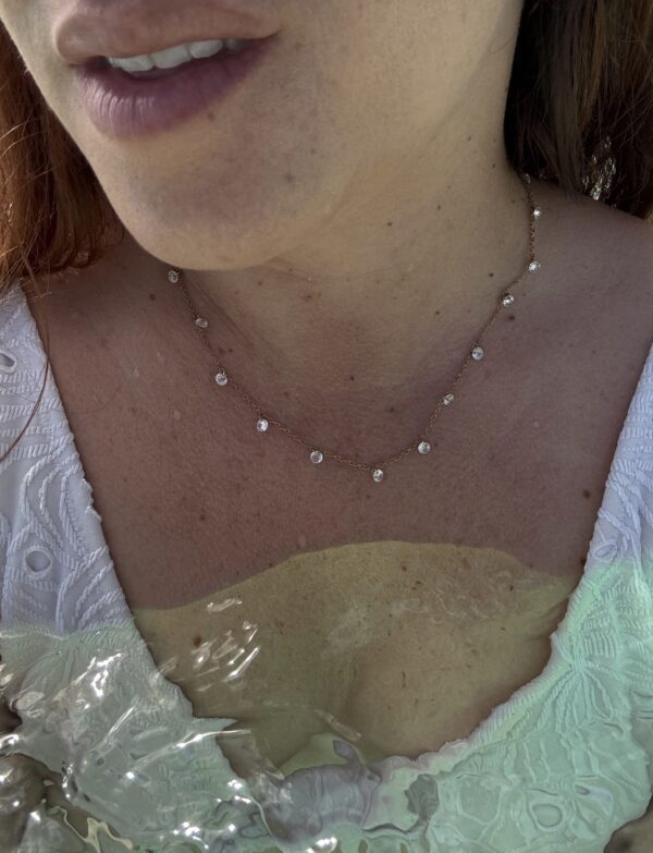 collier ras de cou, collier doré femme, collier acier inoxydable, collier résistant à l’eau, collier zircons blancs, bijou fin et délicat, bijou artisanal, collier tendance été 2025, collier accumulation, idée cadeau femme, collier ajustable, bijou fait main