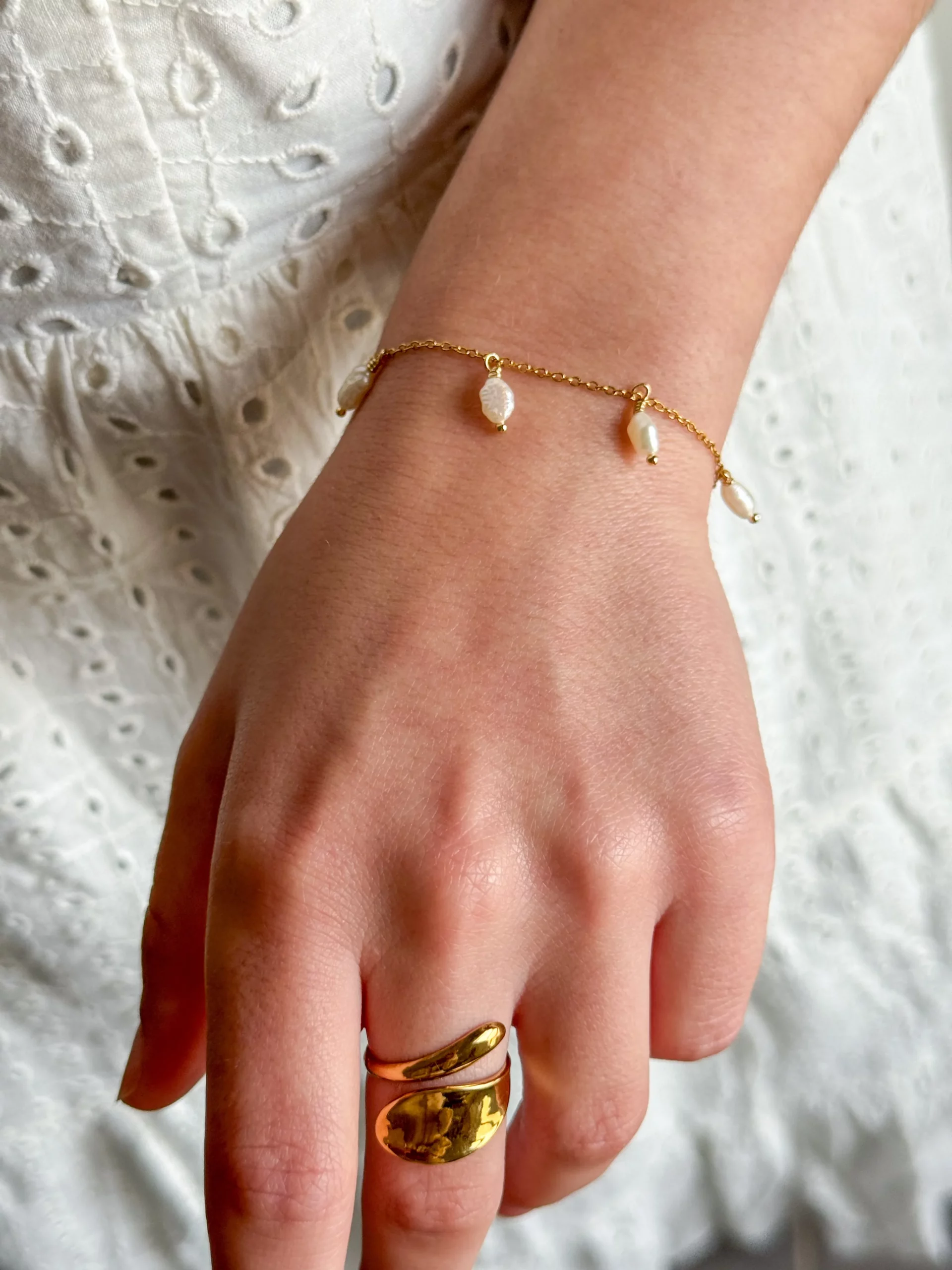 bracelet acier inoxydable, perles de culture irrégulières, bijou élégant et raffiné, parfait pour événements habillés.