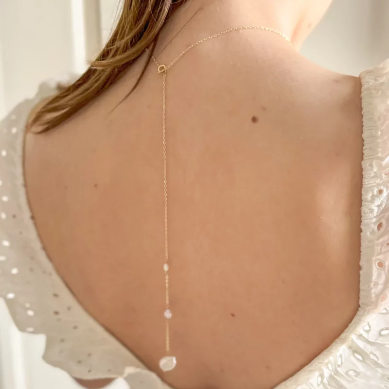 collier de dos, acier inoxydable, perles de culture, bijou délicat et chic, parfait pour cérémonie et mariages.