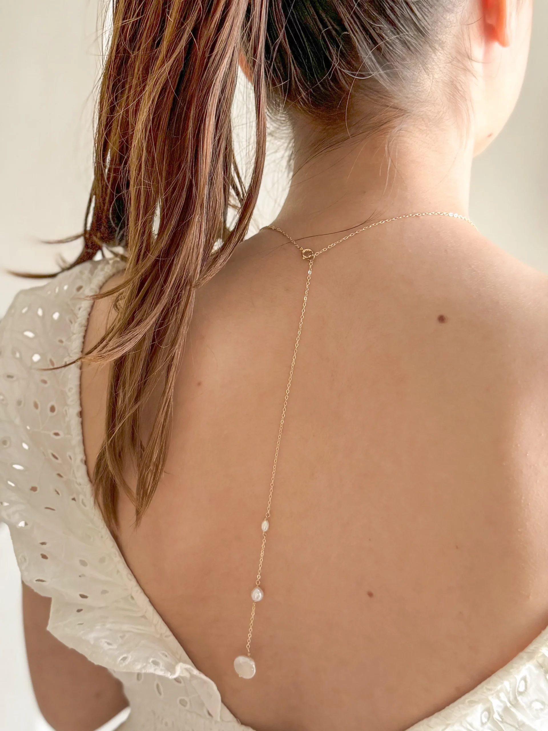 collier de dos, acier inoxydable, perles de culture, bijou délicat et chic, parfait pour cérémonie et mariages.