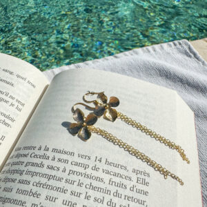 Boucles fleurs pendantes qui habillent la nuque
